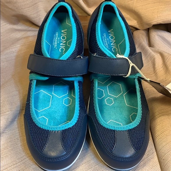 Vionic NWT leather maryjanes velcro adjustable